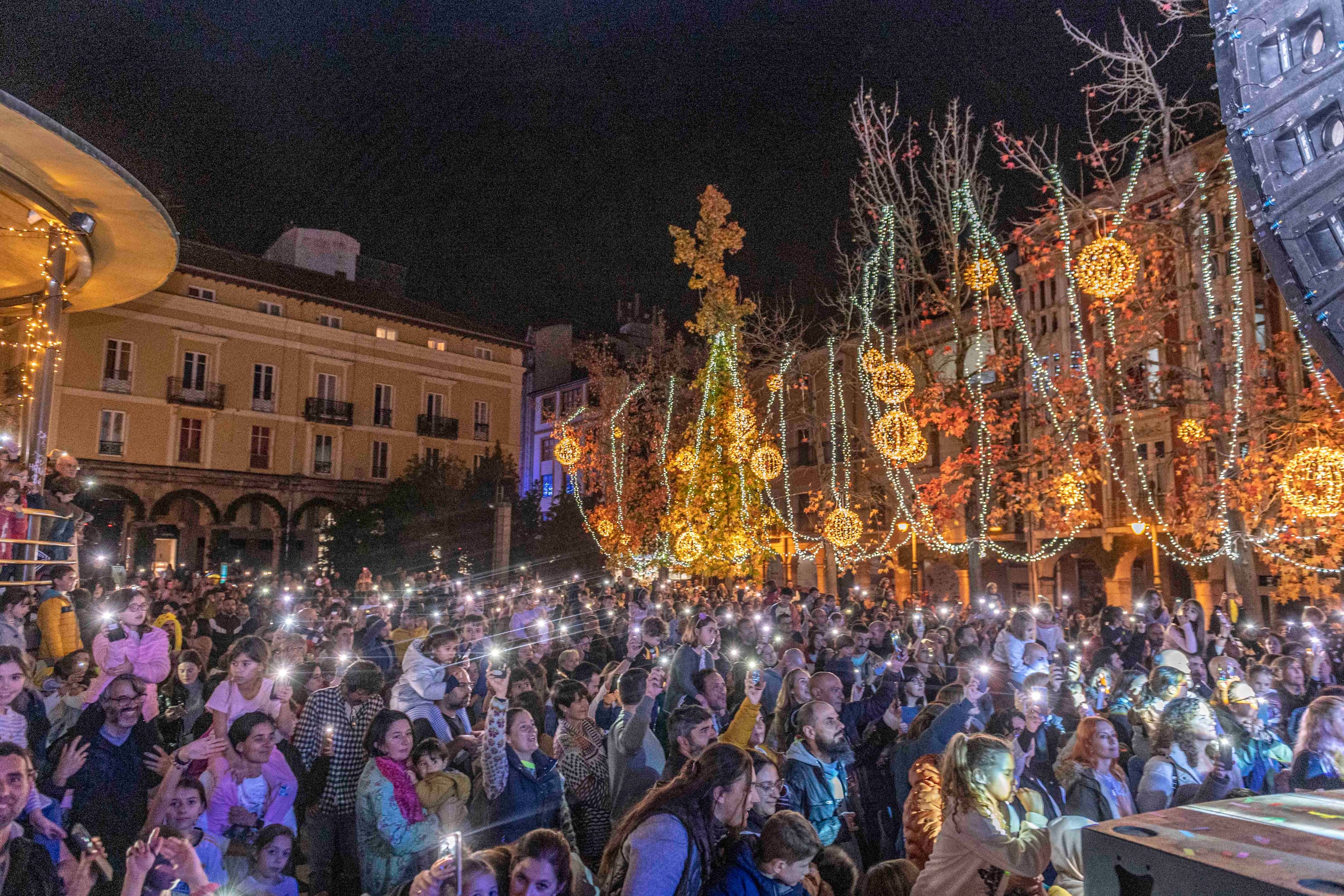 Cuándo se encienden las luces de Navidad en Torrelavega 2025: una verbena navideña y reparto de chocolate Cuándo se encienden las luces de Navidad en Torrelavega 2025: una verbena navideña y reparto de chocolate