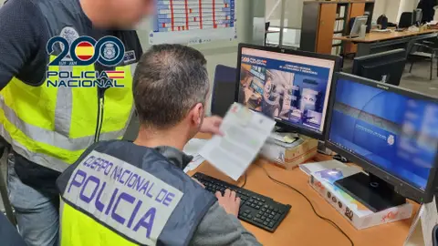 Agentes de la Policía Nacional en plena investigación Agentes de la Policía Nacional en plena investigación