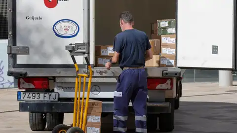 Un repartidor desempeña su trabajo. Un repartidor desempeña su trabajo.