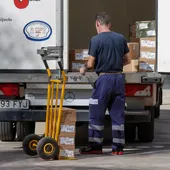 Un repartidor desempeña su trabajo. Un repartidor desempeña su trabajo.