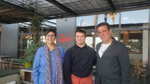 Marc Rueda (al centre) amb Merche Mart&iacute;n, de la Fundaci&oacute; Catalana de S&iacute;ndrome de Down, i Willy Bella, director del restaurant Gallito