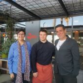 Marc Rueda (al centre) amb Merche Martín, de la Fundació Catalana de Síndrome de Down, i Willy Bella, director del restaurant Gallito