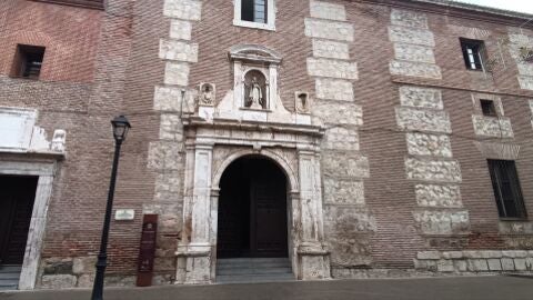Fachada del antiguo Real Colegio de San Agust&iacute;n, sede judicial de Alcal&aacute; de Henares 