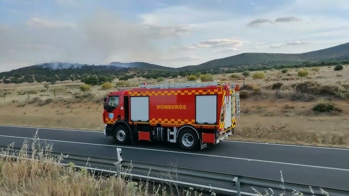 Una mujer herida leve y un bombero menos grave con luxación de rodilla en un incendio de una vivienda en Riolobos Una mujer herida leve y un bombero menos grave con luxación de rodilla en un incendio de una vivienda en Riolobos