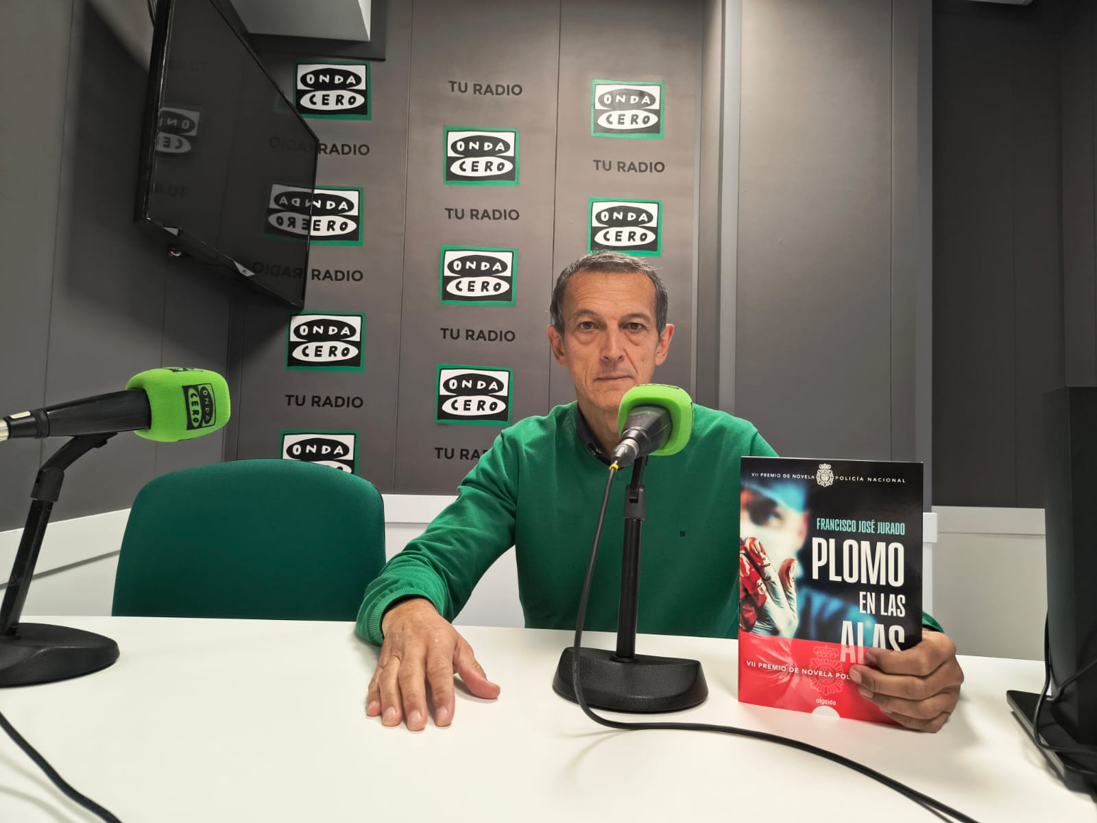 Plomo en las alas, la novela premiada de Francisco José Jurado Plomo en las alas, la novela premiada de Francisco José Jurado