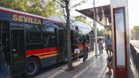 Autobús de Tussam en una de las paradas Autobús de Tussam en una de las paradas