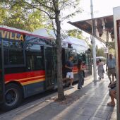 Autobús de Tussam en una de las paradas