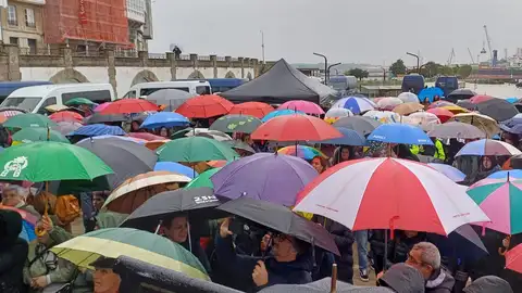 Baixo o mesmo paraugas en O Parrote de A Coruña Día Internacional de las Personas con Discapacidad.