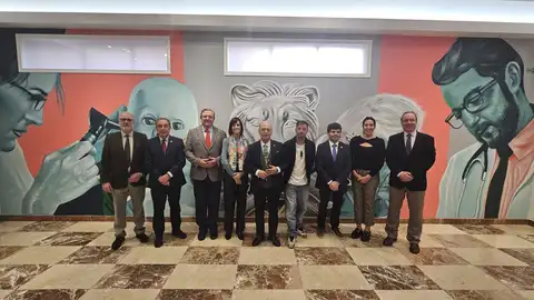 El vestíbulo del Auditorio del Colegio de Médicos de Badajoz luce el mural monumental dedicado a la profesión médica El vestíbulo del Auditorio del Colegio de Médicos de Badajoz luce el mural monumental dedicado a la profesión médica