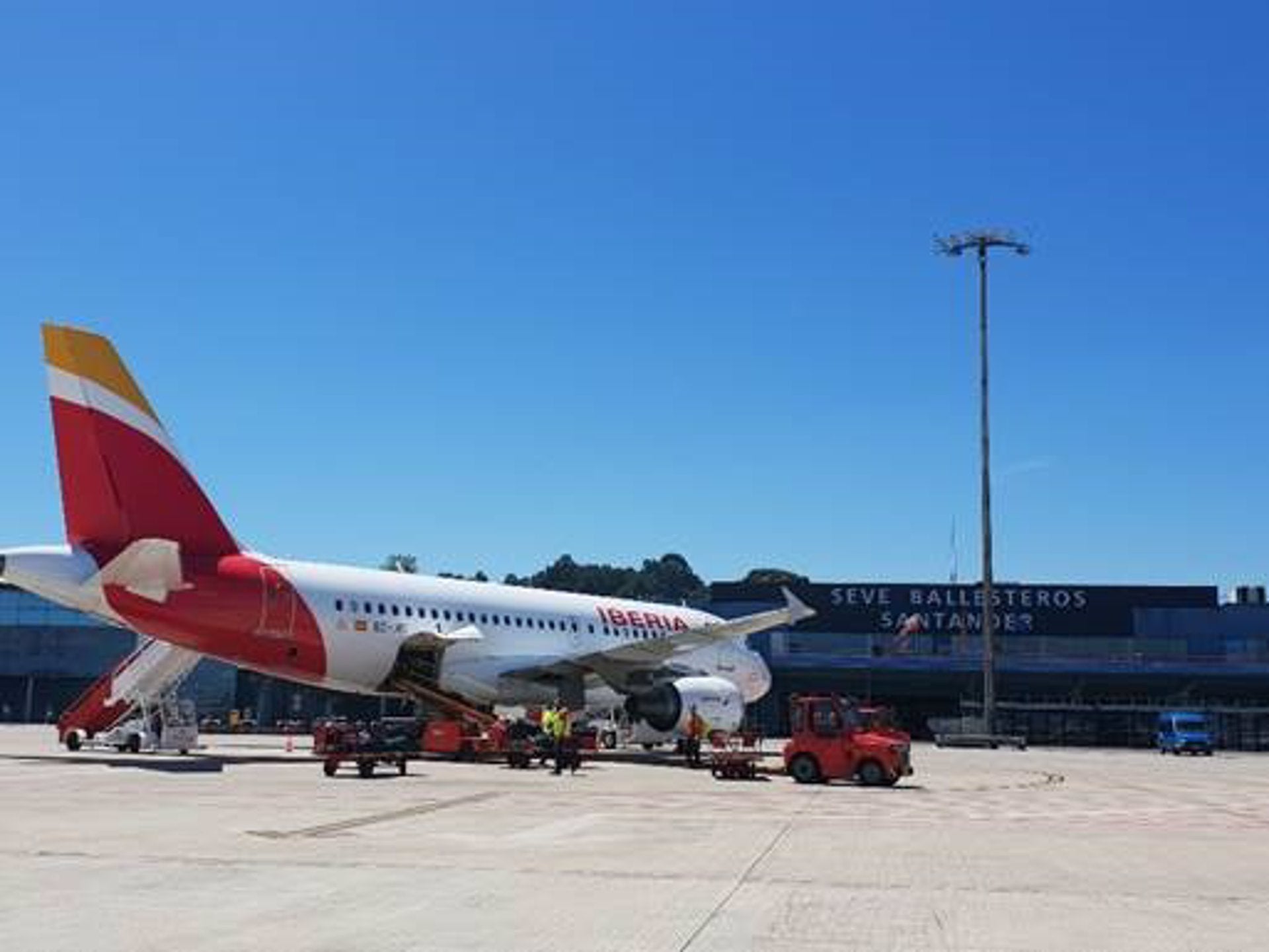 Cantabria tendrá cuatro días laborables vuelos de Iberia a primera hora con Madrid Cantabria tendrá cuatro días laborables vuelos de Iberia a primera hora con Madrid