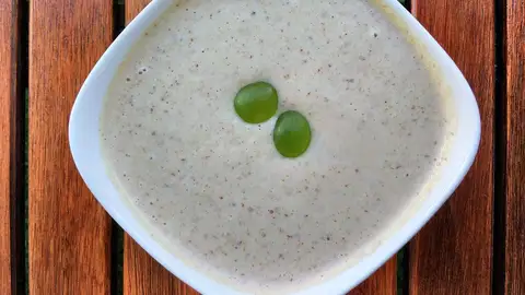 Imagen de archivo de un plato de ajoblanco Imagen de archivo de un plato de ajoblanco