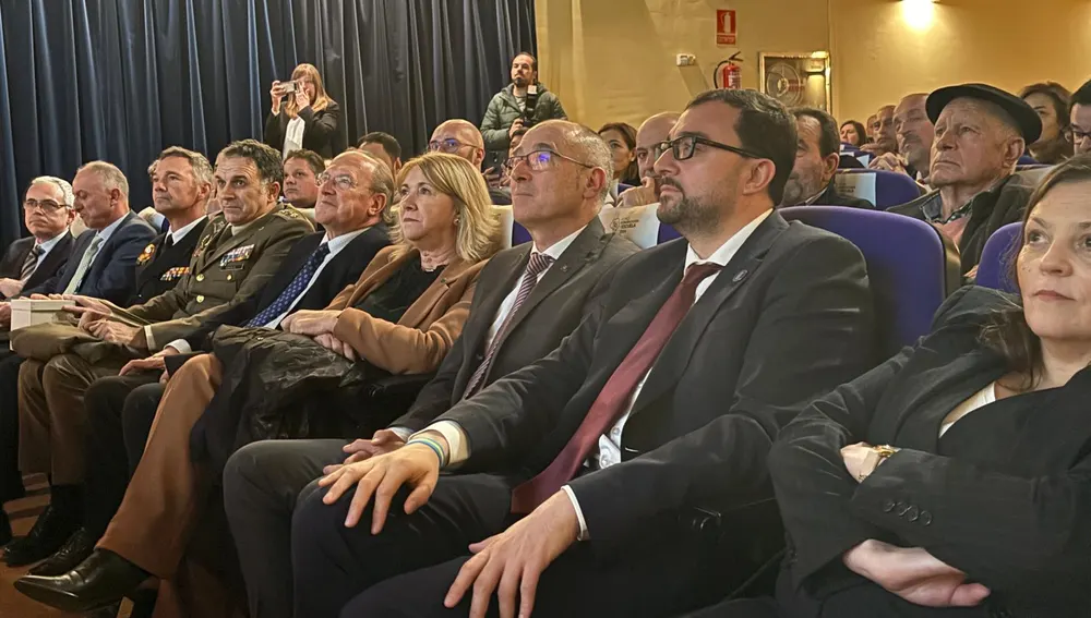 Adrián Barbón junto a Luis Felipe F. durante el acto de clausura del XVI F. C. E. Adrián Barbón junto a Luis Felipe F. durante el acto de clausura del XVI F. C. E.