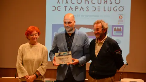 Dámaso Expósito recogiendo el premio onda cero
