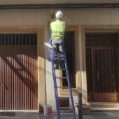 Operarios trabajando en Valdepeñas