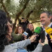 El alcalde de Alfaz dle Pi, Vicente Arques, compareciendo ante la prensa