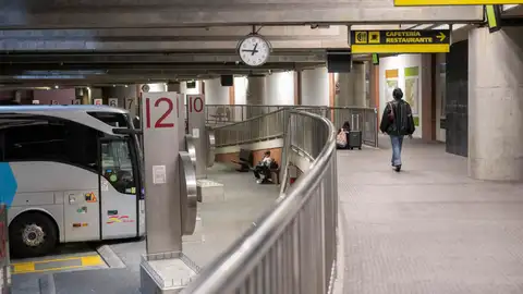 Varias personas esperan el autobús en la estación de autobuses de Torrelavega. Varias personas esperan el autobús en la estación de autobuses de Torrelavega.