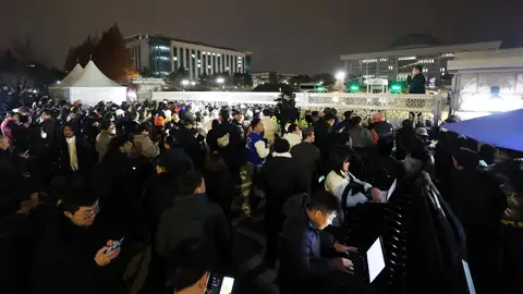 Gente a las afueras de la Asamblea Nacional en Corea del Sur tras declararse la ley marcial Gente a las afueras de la Asamblea Nacional en Corea del Sur tras declararse la ley marcial