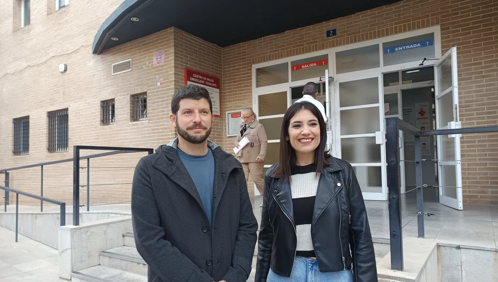 Carles Esteve y Virginia Muriel a las puertas del centro de salud de Crevillent. Carles Esteve y Virginia Muriel a las puertas del centro de salud de Crevillent.