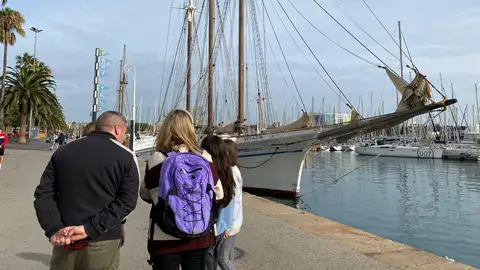 Irene Ramírez y su comité de expertas bajitas visitando el barco de los Reyes Magos Irene Ramírez y su comité de expertas bajitas visitando el barco de los Reyes Magos