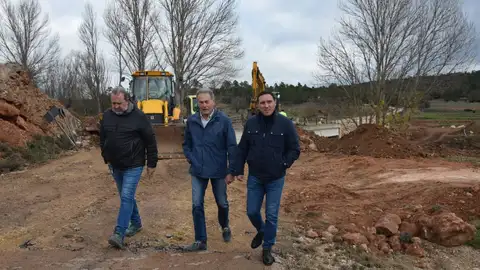 El presidente de la Diputación, a la derecha, junto al alcalde de Garaballa (centro) y el arquitecto municipal El presidente de la Diputación, a la derecha, junto al alcalde de Garaballa (centro) y el arquitecto municipal
