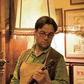 David Bagué amb un dels seus violins David Bagué amb un dels seus violins