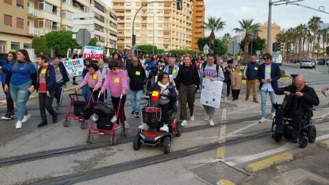  Centenares de personas en la marcha urbana que han organizado la asociaci&oacute;n de minusv&aacute;lidos de Villajoyosa ASMIVI y el centro ocupacional y residencia Les Talaies. 