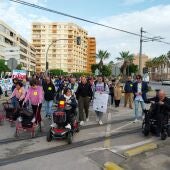  Centenares de personas en la marcha urbana que han organizado la asociación de minusválidos de Villajoyosa ASMIVI y el centro ocupacional y residencia Les Talaies. 