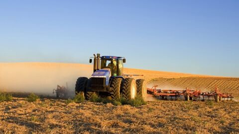 Tractor realizando tareas agr&iacute;colas