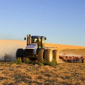 Imagen de archivo de un tractor realizando tareas agrícolas Imagen de archivo de un tractor realizando tareas agrícolas