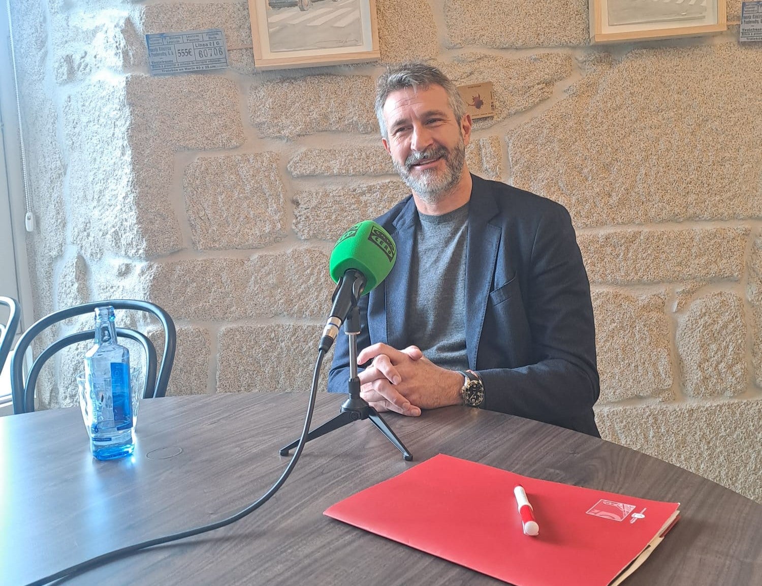 Alberto Varela: "É máis fácil chegar de Vilagarcía a Madrid en tren que a Cambados en bus, a Xunta ten que mellorar a rede de transporte" Alberto Varela: "É máis fácil chegar de Vilagarcía a Madrid en tren que a Cambados en bus, a Xunta ten que mellorar a rede de transporte"