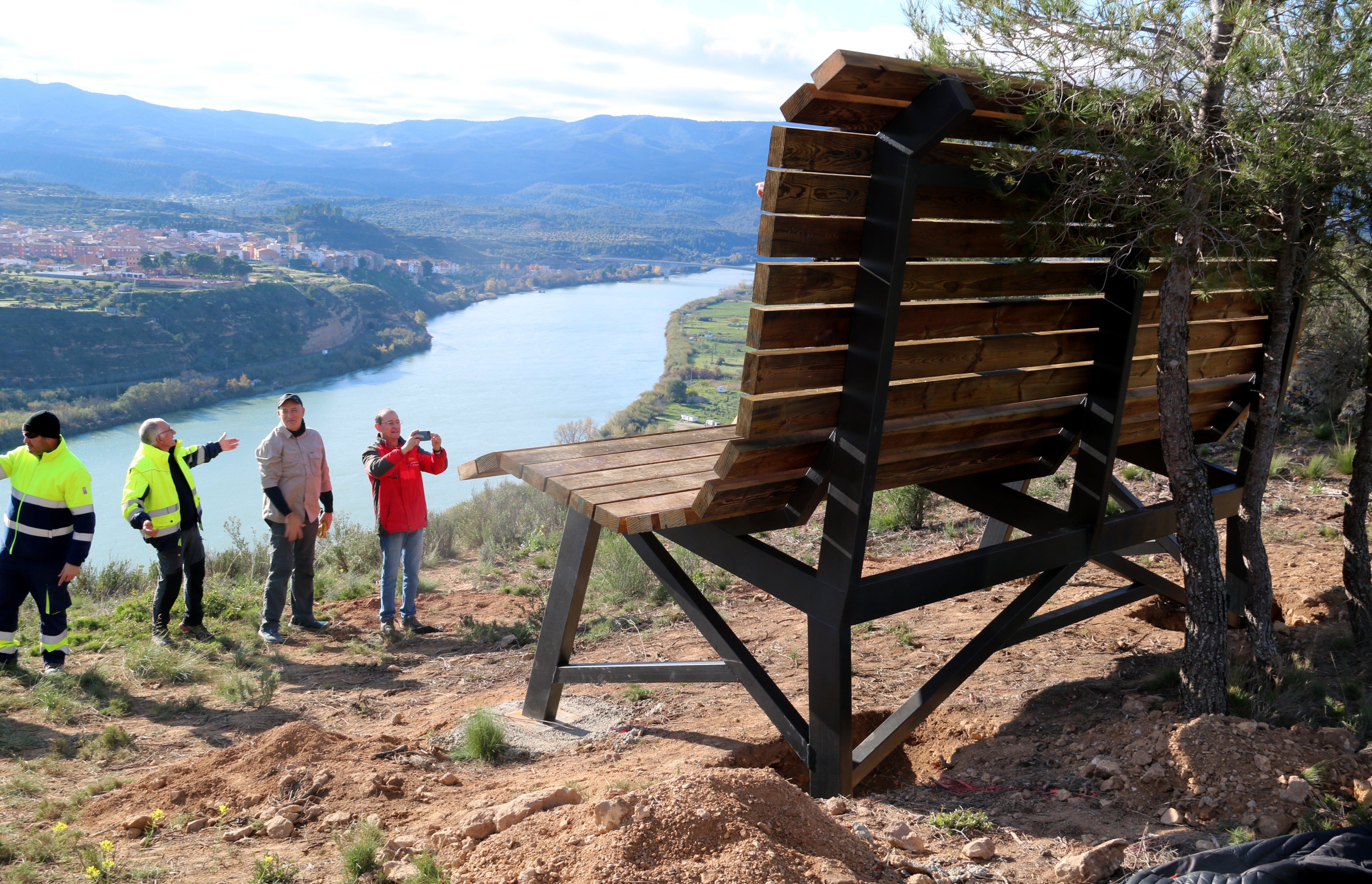El banc més gran de Catalunya s'instal·la a Riba-roja d'Ebre El banc més gran de Catalunya s'instal·la a Riba-roja d'Ebre