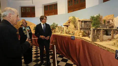 El presidente de la Asociación de Belenistas, Alejandro Cánovas, explica las escenas al diputado Juan de Dios Navarro El presidente de la Asociación de Belenistas, Alejandro Cánovas, explica las escenas al diputado Juan de Dios Navarro