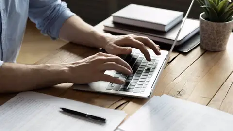 Los empleados públicos extremeños cobrarán el 2% pendiente de 2020 en las anualidades de 2025, 2026 y 2027 Los empleados públicos extremeños cobrarán el 2% pendiente de 2020 en las anualidades de 2025, 2026 y 2027