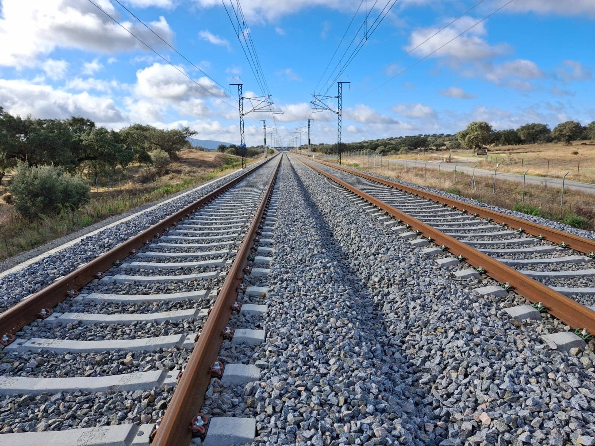 Adif Alta Velocidad pone en servicio la primera fase del baipás de Mérida, en el tramo Plasencia-Badajoz Adif Alta Velocidad pone en servicio la primera fase del baipás de Mérida, en el tramo Plasencia-Badajoz