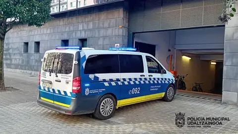 Un vehículo de la Policía Municipal de Pamplona entra en el Palacio de Justicia. Imagen de archivo