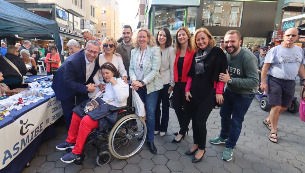 Una veintena de asociaciones en el mercadillo solidario de Benidorm