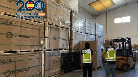 Paneles solares en un almacén de Alicante Paneles solares en un almacén de Alicante