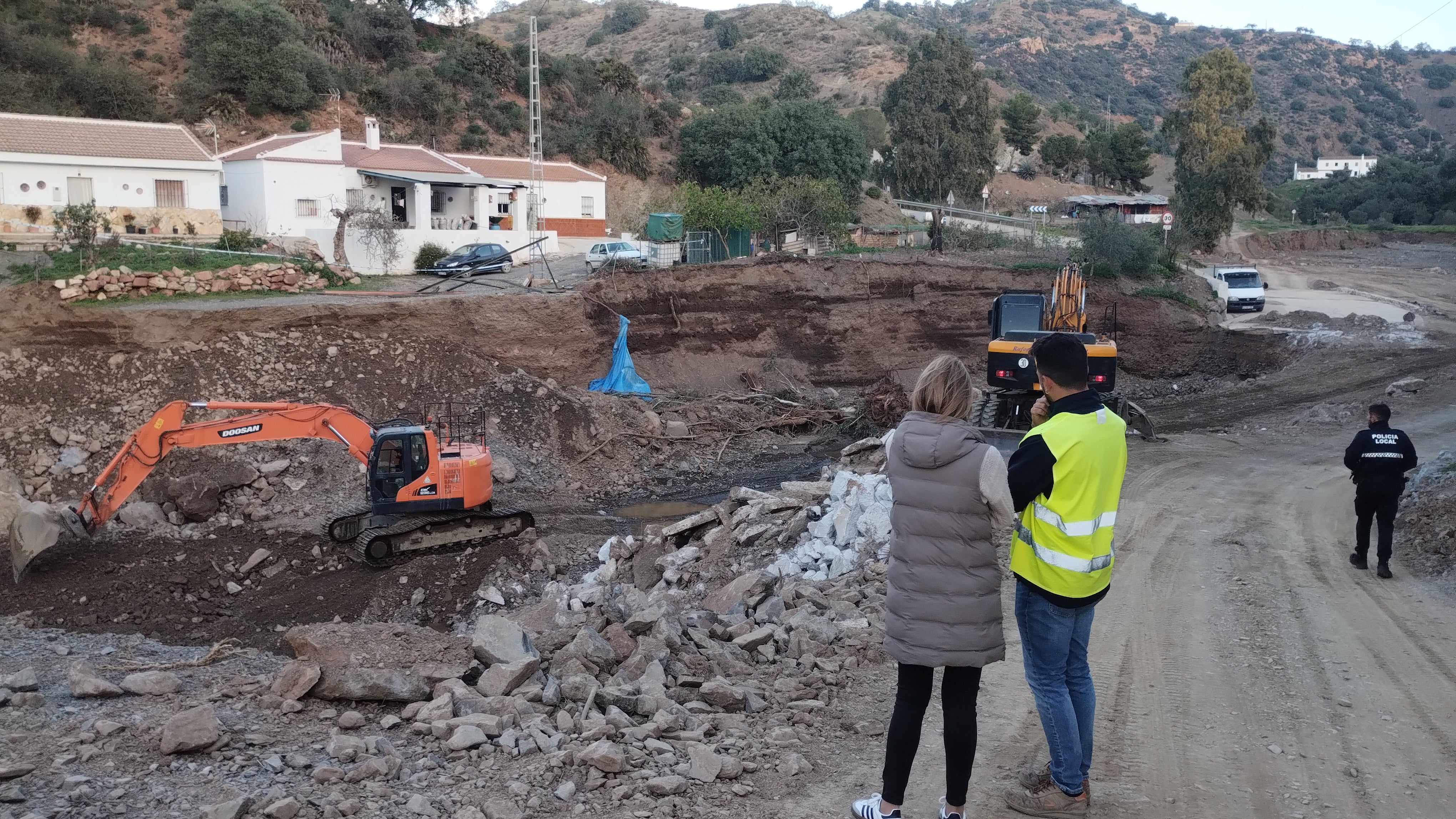 Continúan los trabajos para subsanar los desperfectos de la dana en Almogía Continúan los trabajos para subsanar los desperfectos de la dana en Almogía