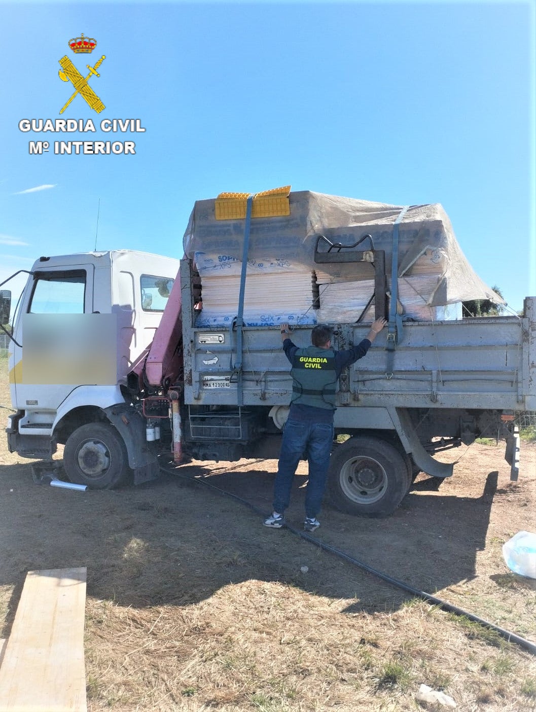 Detenidas tres personas por el robo en una empresa de construcción en Borriol y la sustracción de un vehículo en Castellón Detenidas tres personas por el robo en una empresa de construcción en Borriol y la sustracción de un vehículo en Castellón