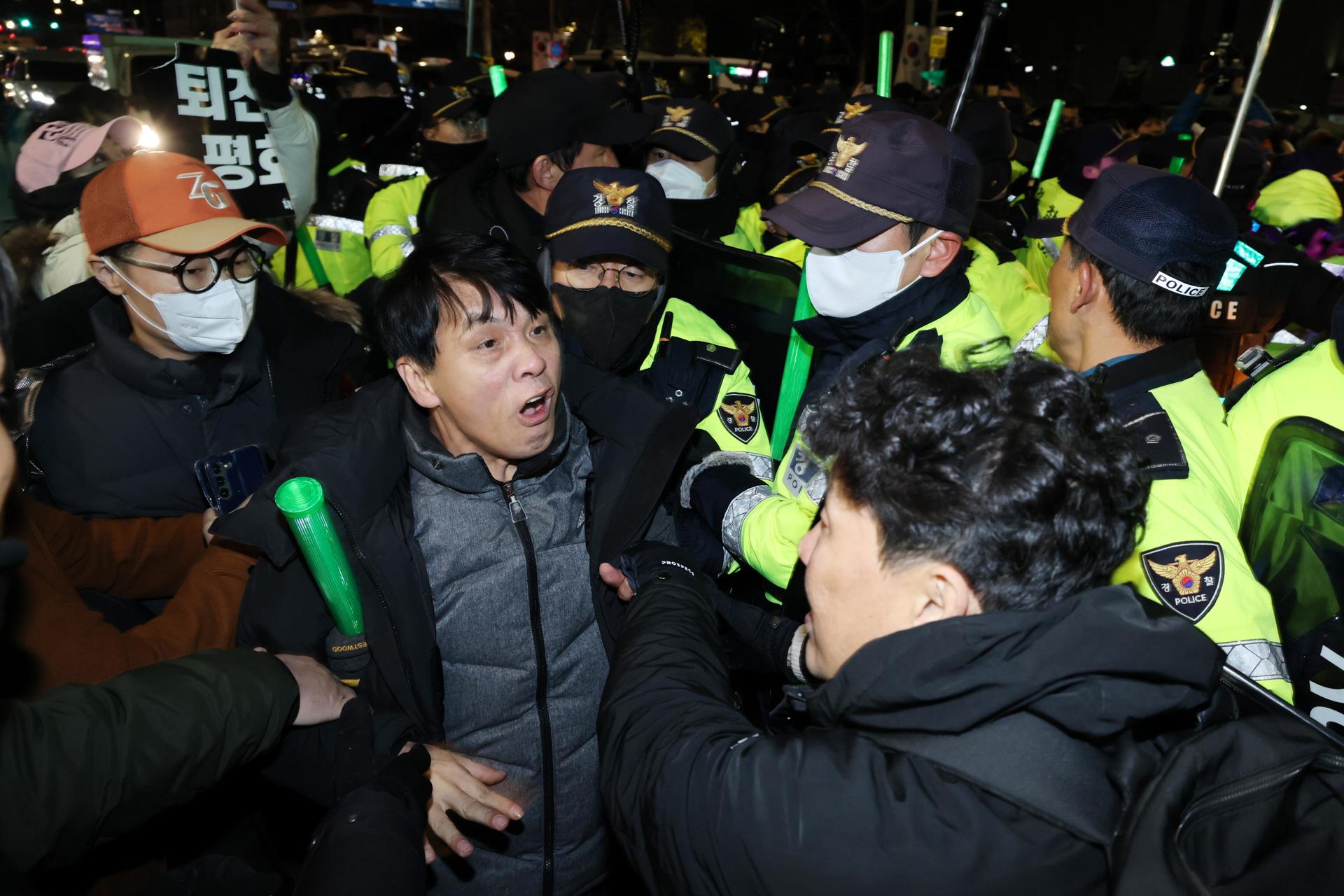 La caótica noche en Corea del Sur tras la declaración de la ley marcial: la oposición inicia una moción para destituir a Yoon Suk-yeol La caótica noche en Corea del Sur tras la declaración de la ley marcial: la oposición inicia una moción para destituir a Yoon Suk-yeol