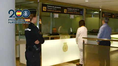 control de pasaportes en el Aeropuerto Alicante-Elche 'Miguel Hernández'. control de pasaportes en el Aeropuerto Alicante-Elche 'Miguel Hernández'.