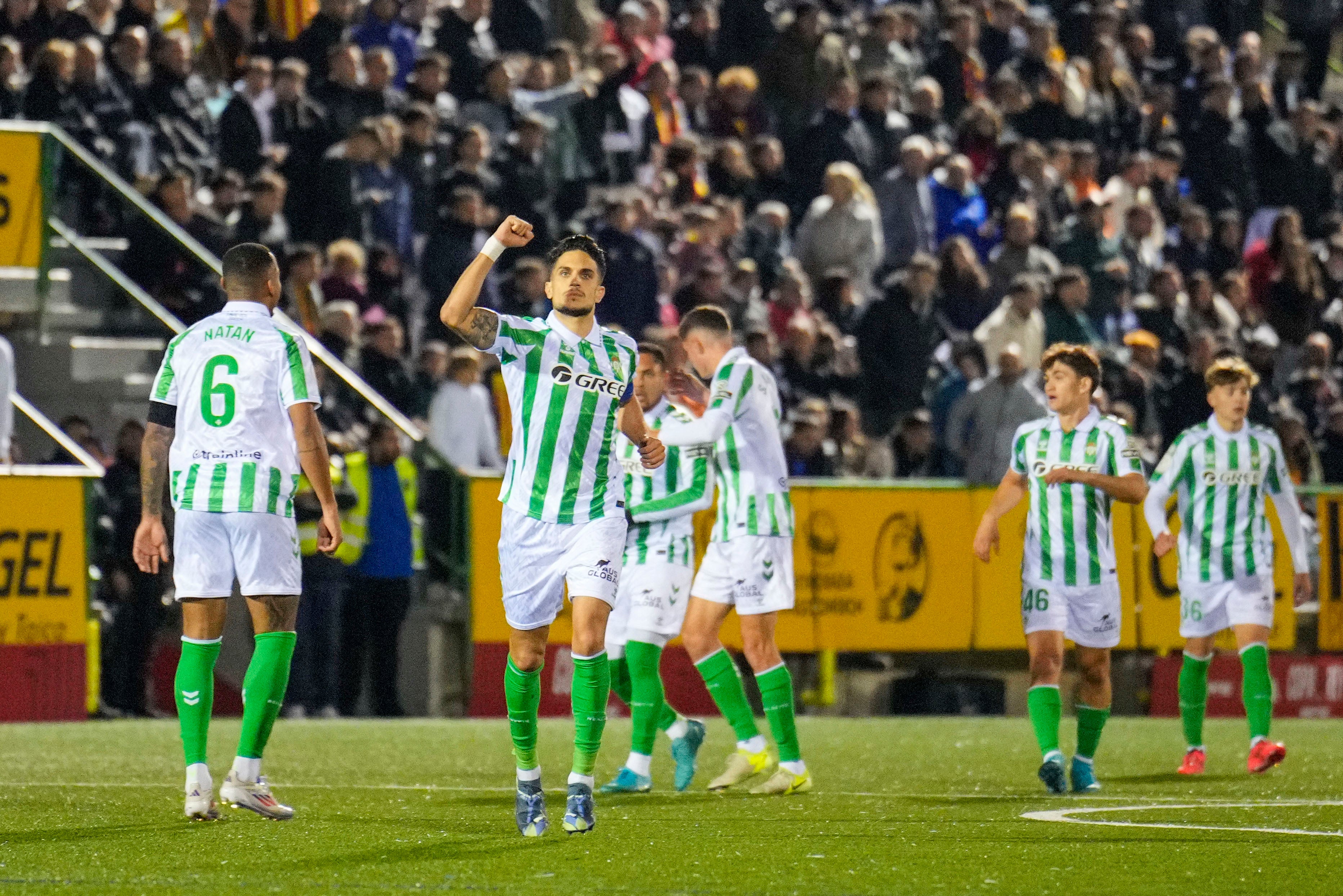El Betis salva el petardazo copero en el Narcís Sala El Betis salva el petardazo copero en el Narcís Sala