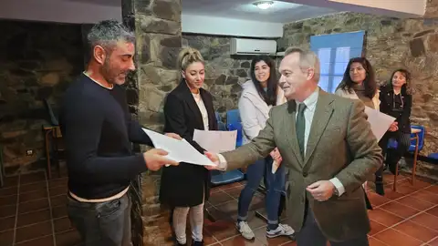 El consejero de Infraestructuras entrega en Nuñomoral las llaves de cuatro viviendas rehabilitadas El consejero de Infraestructuras entrega en Nuñomoral las llaves de cuatro viviendas rehabilitadas