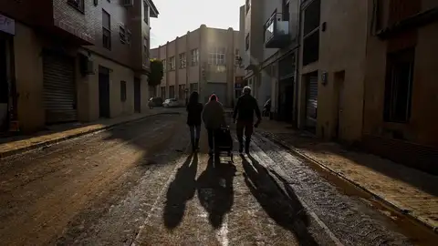 Varias personas ayudan en la limpieza de Sedaví. Varias personas ayudan en la limpieza de Sedaví.