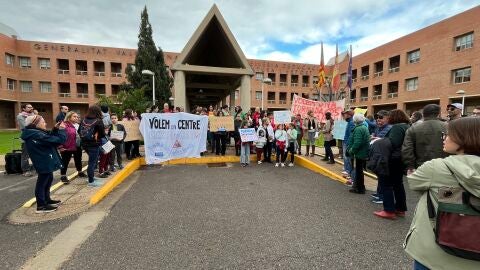 La comunidad educativa de la zona cero de la DANA de Val&egrave;ncia se concentra ante la Conselleria de Educaci&oacute;n