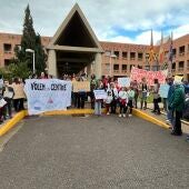 La comunidad educativa de la zona cero de la DANA de València se concentra ante la Conselleria de Educación