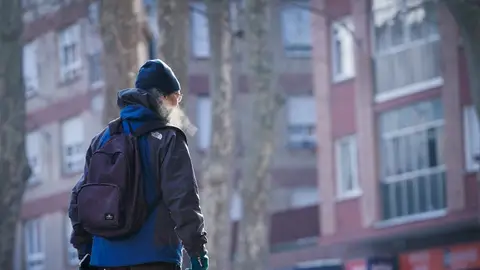 Imagen de archivo de un hombre que camina por la calle en Vitoria-Gasteiz. Imagen de archivo de un hombre que camina por la calle en Vitoria-Gasteiz.