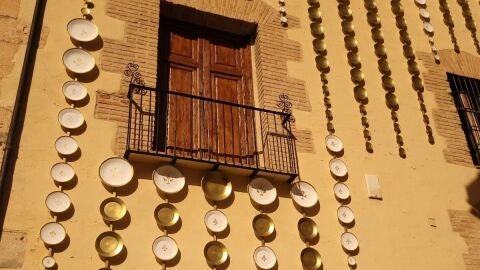 Platos que decoran la fachada del Ayuntamiento de Biar. 