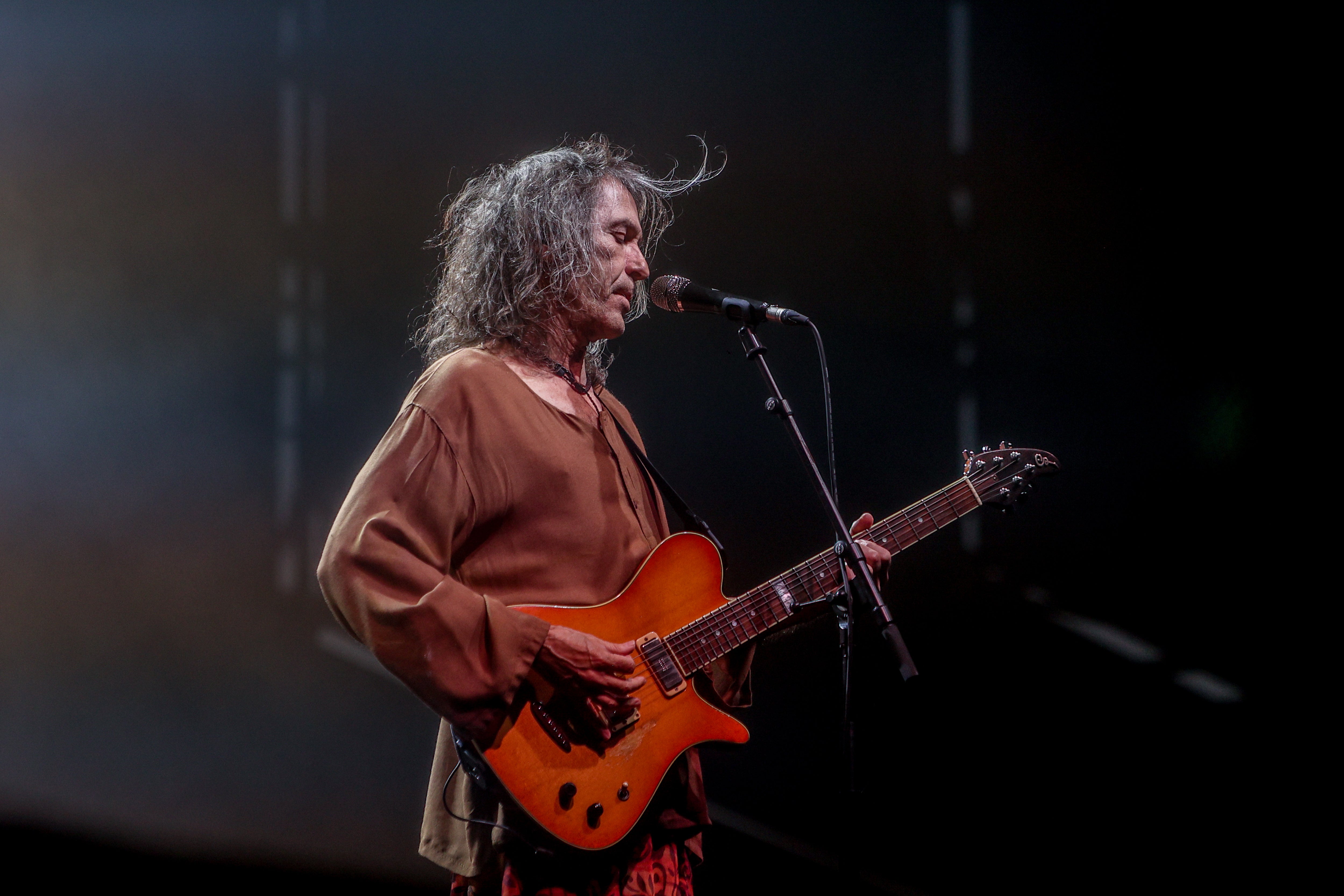 Robe Iniesta sobre un escenario Robe Iniesta sobre un escenario