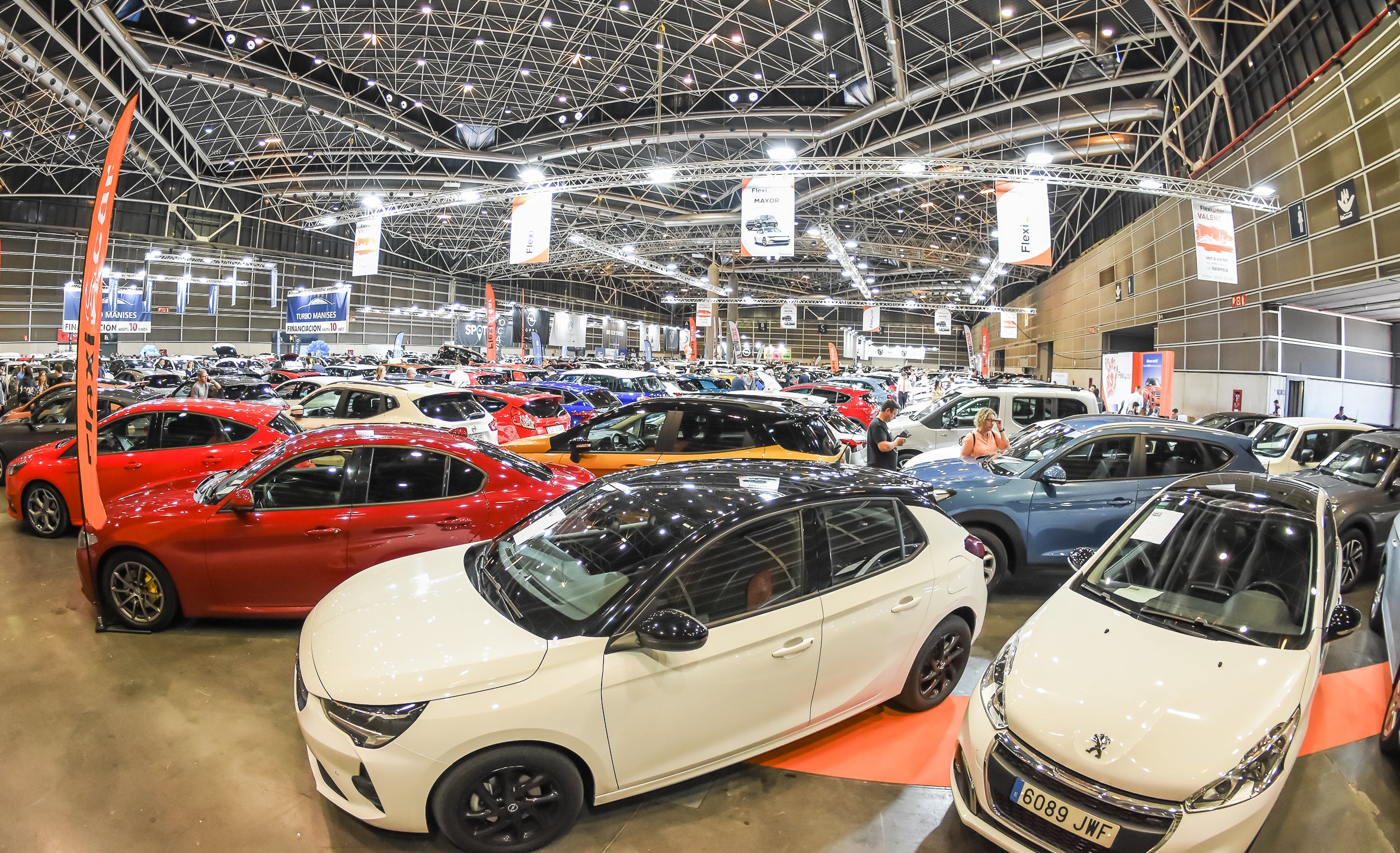 Tres cuotas gratis, financiación sin entrada o coches de entrega inmediata: así son las ofertas de la Feria del Automóvil por la DANA Tres cuotas gratis, financiación sin entrada o coches de entrega inmediata: así son las ofertas de la Feria del Automóvil por la DANA